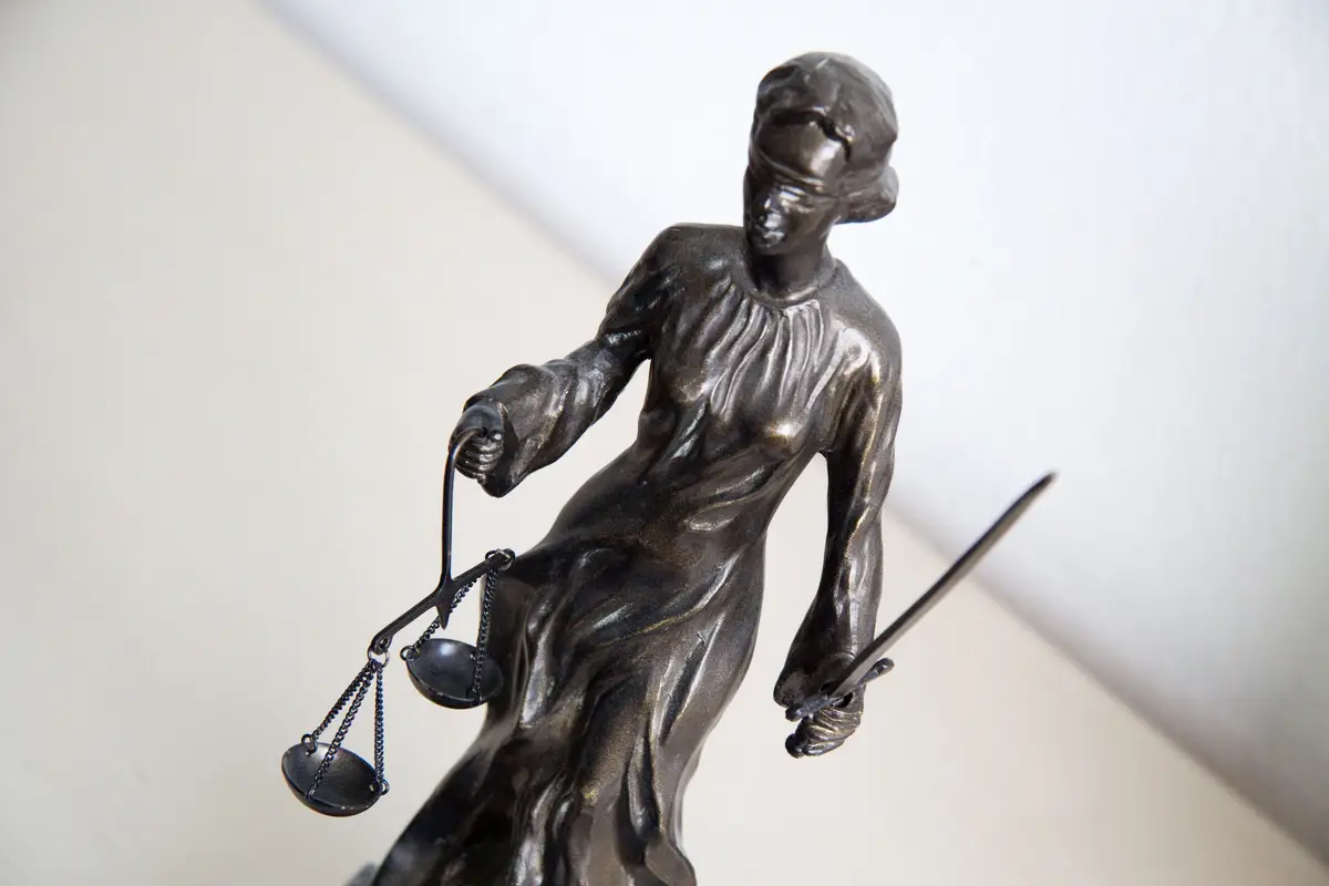 Bronzefigur der Justitia mit verbundenen Augen, Waage und Schwert