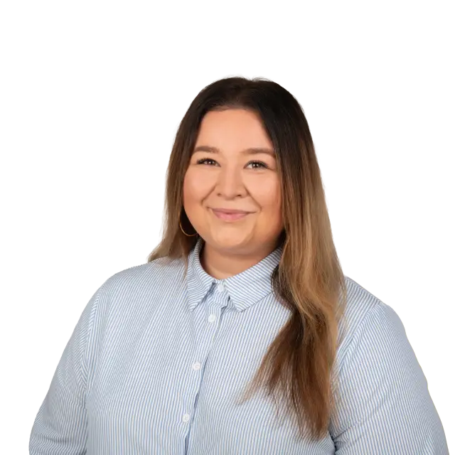 Melanie Arnold, Mitarbeiterin der Kanzlei, lächelt freundlich in ein hellblaues Hemd gekleidet.