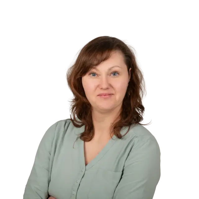 Porträt von Mitarbeiterin Doreen Daubner in einem hellgrünen Blusenhemd vor weißem Hintergrund