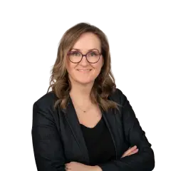Porträt der Mitarbeiterin Dörte Fischer mit Brille und verschränkten Armen vor weißem Hintergrund