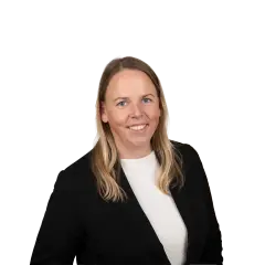 Porträt von Stephanie Greve, Anwältin bei Geiersberger Glas + Partner Rechtsanwälte, in schwarzem Blazer