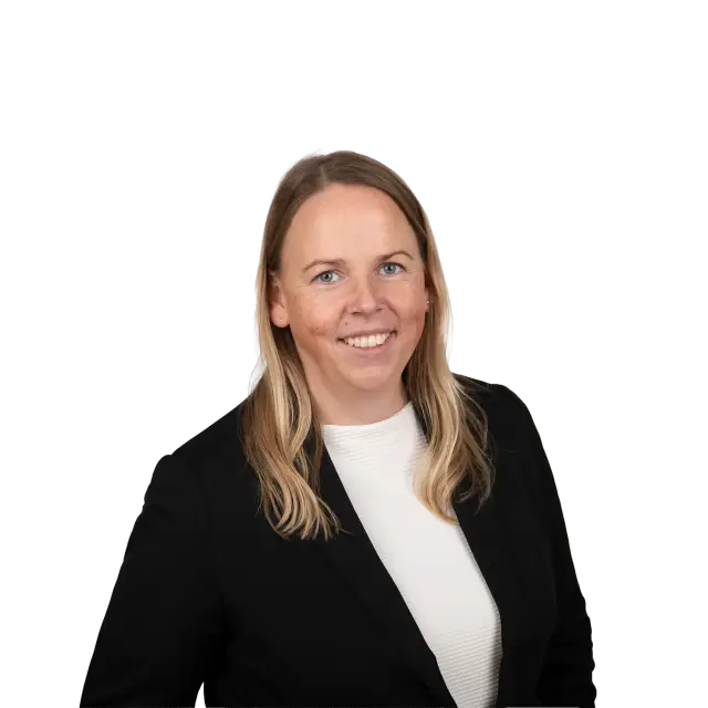 Porträt von Stephanie Greve, Anwältin bei Geiersberger Glas + Partner Rechtsanwälte, in schwarzem Blazer