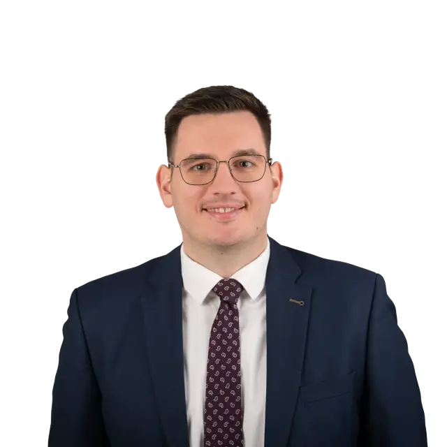 Porträt von Alexander Iben, Anwalt im dunklen Anzug mit Krawatte und Brille