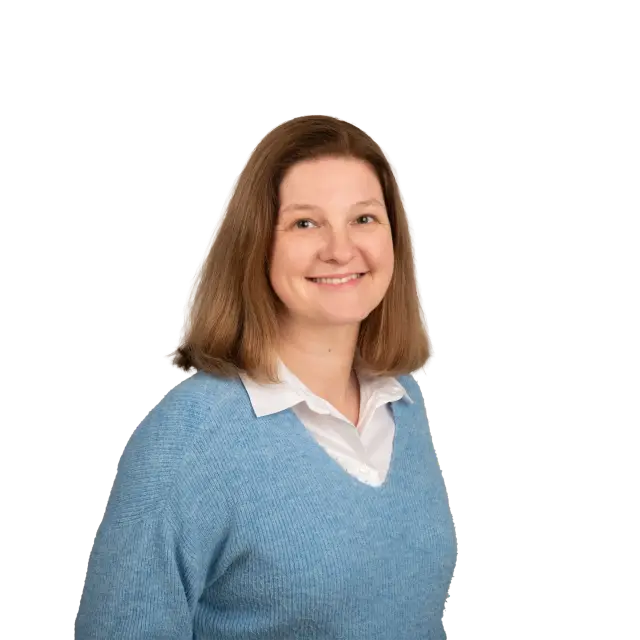 Melanie Lengsfeld, Mitarbeiterin bei Geiersberger Glas + Partner, lächelt freundlich in einem hellblauen Pullover.