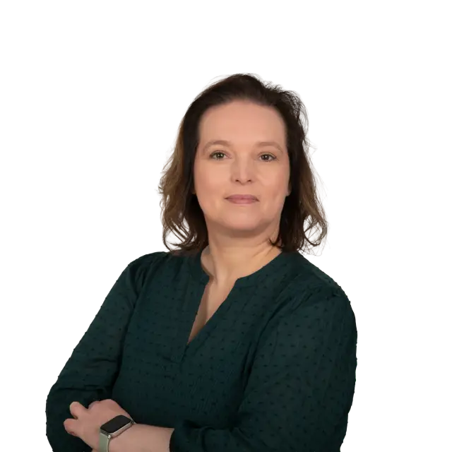 Melanie Prestel, Mitarbeiterin bei Geiersberger Glas + Partner, in dunkelgrüner Bluse