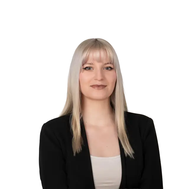 Nadine Reichl, Mitarbeiterin bei Geiersberger Glas, lächelt freundlich im schwarzen Blazer.