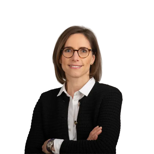Anwältin Constanze von Plessen lächelt freundlich, trägt eine Brille und ein schwarzes Strickjackett.