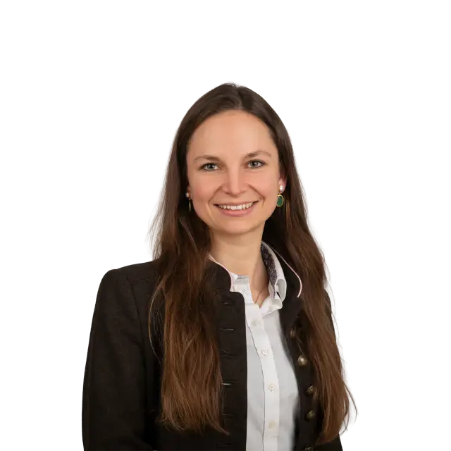 Porträt von Marie-Christin Plettenberg, Anwältin bei Geiersberger Glas + Partner, in dunklem Blazer